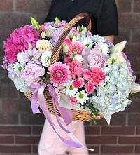 Композиция солнечный день в Лысково Цветочная композиция из Розы, Хризантемы, Пионы и Лизиантусы в корзине в Лысково